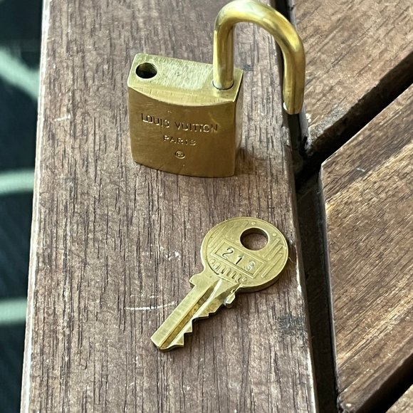 LOUIS Vuitton #213 Gold Brass Lock and Key 🔐 - Picture 5 of 6